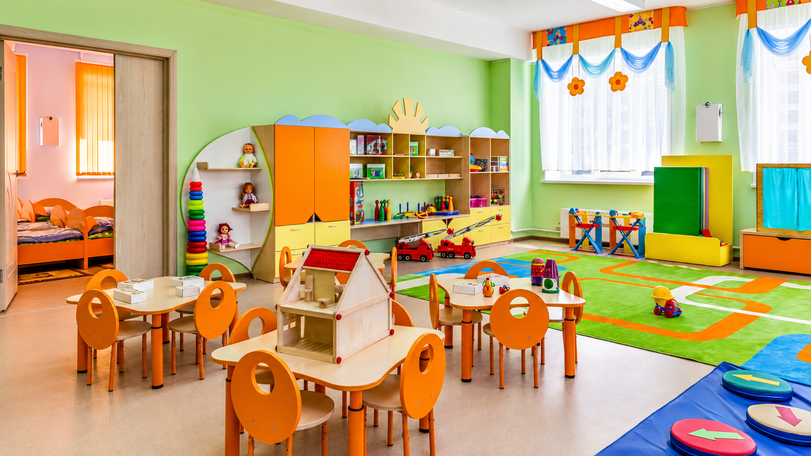 yarkaya-igrovaya-komnata-detskogo-sada_p25066